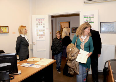 Στις μαύρες πάνω πέτρες της φυγής