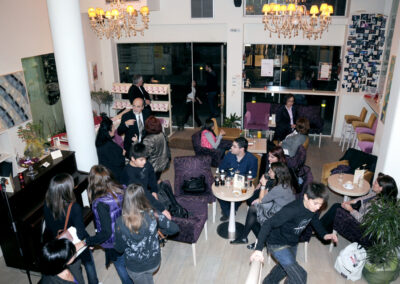 Στις μαύρες πάνω πέτρες της φυγής