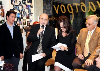 Στις μαύρες πάνω πέτρες της φυγής